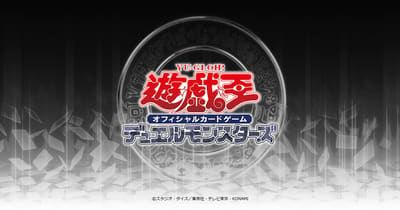 Logo oficial do Yu-Gi-Oh! OCG Duel Monsters sobre fundo escuro com cartas espalhadas (Divulgação/Konami)