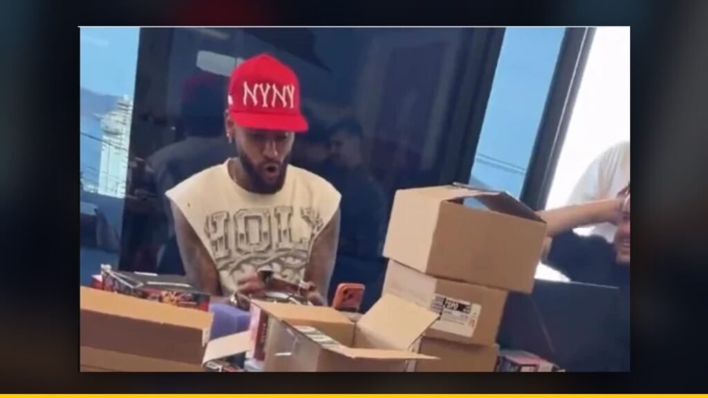 Neymar Pokémon: o jogador na live de 2 de agosto abrindo pacotes de carta (Reprodução/Instagram, via CNN Brasil)